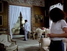 Красотка Сара Майлз засветила грудь под прозрачным нарядом в фильме «Вечный сон» фото #2