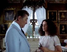 Красотка Сара Майлз засветила грудь под прозрачным нарядом в фильме «Вечный сон» фото #3