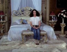 Красотка Сара Майлз засветила грудь под прозрачным нарядом в фильме «Вечный сон» фото #5