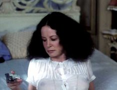 Красотка Сара Майлз засветила грудь под прозрачным нарядом в фильме «Вечный сон» фото #6