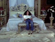 Красотка Сара Майлз засветила грудь под прозрачным нарядом в фильме «Вечный сон» фото #7