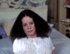 Красотка Сара Майлз засветила грудь под прозрачным нарядом в фильме «Вечный сон» фото #8