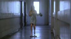 Сара Полли засветила грудь в фильме «Уроки любви» фото #1