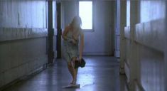 Сара Полли засветила грудь в фильме «Уроки любви» фото #2