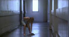 Сара Полли засветила грудь в фильме «Уроки любви» фото #3