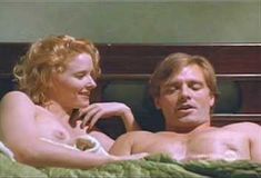 Голая Сара Триггер в фильме «Смертельное падение»