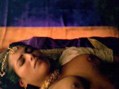 Голая Сарита Чоудри в фильме «Кама Сутра. История любви» фото #7