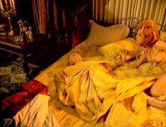 Голая Селин Бонье в фильме «Голод» фото #9