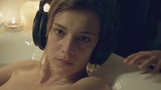 Голая Селин Саллетт в сериале «Возвращённые» фото #5