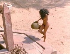 Голая Сима Бисвас в фильме «Королева бандитов» фото #3