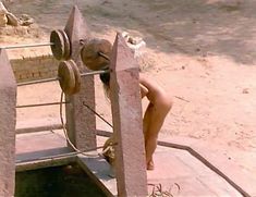 Голая Сима Бисвас в фильме «Королева бандитов» фото #4