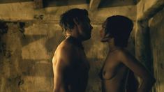 Абсолютно голая Синтия Аддай-Робинсон в сериале «Спартак. Кровь и песок» фото #5