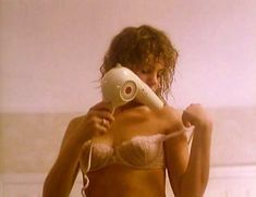 Голая Синтия Болливо в фильме «Сумасброды 2. Не в своем уме» фото #15