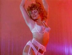 Голая Синтия Болливо в фильме «Сумасброды 2. Не в своем уме» фото #21