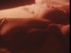 Голая Синтия Бримхолл в фильме «Жестокая охота» фото #3