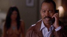 Голая грудь Синтии Моуры в фильме «Женщина-олень» фото #8