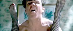Голая Скарлет Кигэн в фильме «Взлеты и падения. История Дьюи Кокса» фото #1
