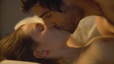 Голая Софи Такал в фильме «Габи на крыше в июле» фото #9