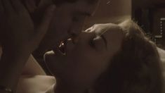 София Майлс показала сосок в сериале «Побег из замка Колдиц» фото #1