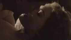 София Майлс показала сосок в сериале «Побег из замка Колдиц» фото #2