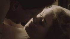 София Майлс показала сосок в сериале «Побег из замка Колдиц» фото #3