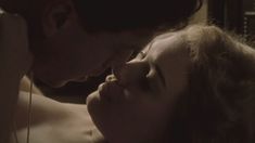 София Майлс показала сосок в сериале «Побег из замка Колдиц» фото #4