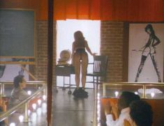 Голая Стефани Харди в фильме «В постели с вампиром» фото #1