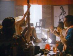 Голая Стефани Харди в фильме «В постели с вампиром» фото #4