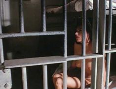 Голая Стефани Энн Смит в фильме «За семью замками» фото #5