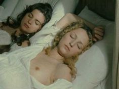 Голая грудь Стефани де Крэенкур в фильме «Любовь Астреи и Селадона» фото #5