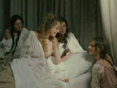 Голая грудь Стефани де Крэенкур в фильме «Любовь Астреи и Селадона» фото #8