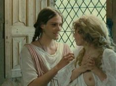 Голая грудь Стефани де Крэенкур в фильме «Любовь Астреи и Селадона» фото #11