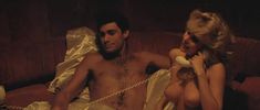 Голая Сью Баузер в фильме «Лицо со шрамом» фото #3