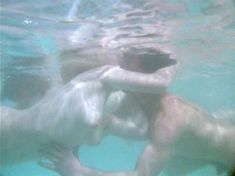 Голая Сью Ллойд в фильме «Сука» фото #2