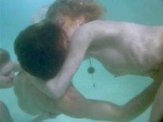 Голая Сью Ллойд в фильме «Сука» фото #3