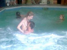 Голая Сью Ллойд в фильме «Сука» фото #4