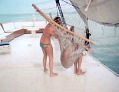 Голая Сьюзен Джордж в фильме «Тигровая акула»