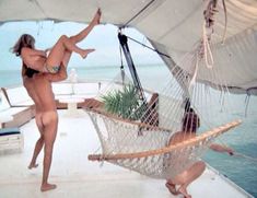 Голая Сьюзен Джордж в фильме «Тигровая акула»