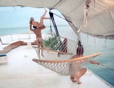 Голая Сьюзен Джордж в фильме «Тигровая акула»