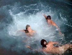 Голая Сьюзен Джордж в фильме «Тигровая акула»