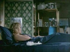 Голая Сьюзи Слэйтер в фильме «Роботы-убийцы» фото #4