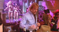 Голая Сьюзи Холл в фильме «Вынужденная месть» фото #4