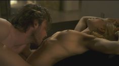 Голая Сэлли Голан в сериале «Руководство девушек в греховности» фото #1