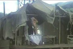 Голая Сэлли Келлермен в фильме «Военно-полевой госпиталь М.Э.Ш.» фото #5