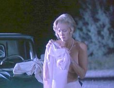 Голая Сэлли Кёркленд в фильме «Одинокие сердца» фото #5