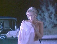 Голая Сэлли Кёркленд в фильме «Одинокие сердца» фото #6