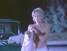 Голая Сэлли Кёркленд в фильме «Одинокие сердца» фото #7