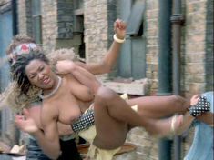 Голая Сэнди Гриззл в фильме «Жажда смерти 3» фото #1