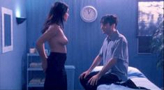 Голая Сюзанна Сатчи в фильме «Кнутом и пряником» фото #1