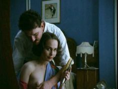 Голая Тара Фитцджеральд в сериале «Англосаксонские позы» фото #5